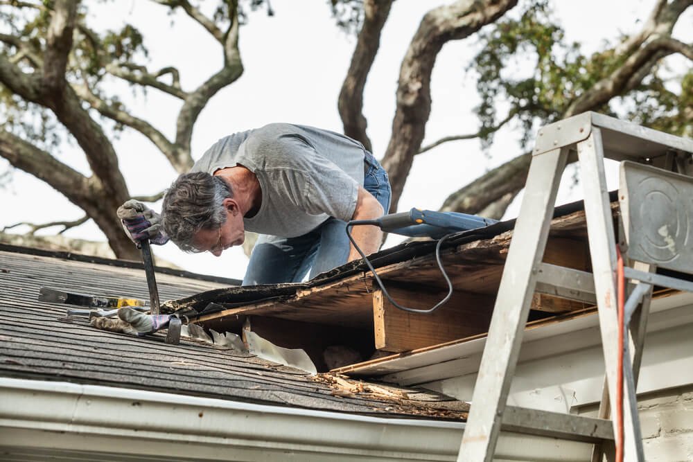 How Do You Temporarily Stop a Leaking Roof?